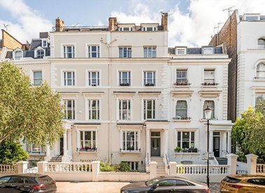 Properties to let in Pembridge Crescent - W11 3DT view1