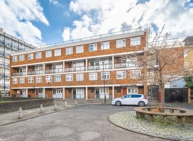 Properties to let in Pinefield Close - E14 8ES view1