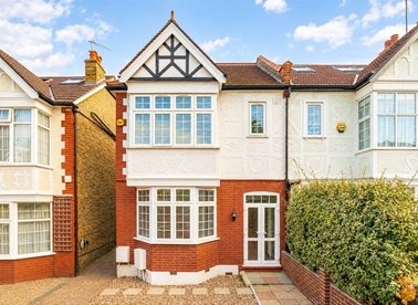 Properties to let in Princes Gardens - W5 1SD view1