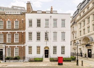 Properties to let in Queen Annes Gate - SW1H 9AP view1