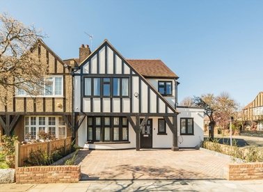 Properties let in Queen Annes Grove - W5 3XP view1