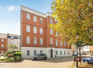 Properties let in Queens Reach - KT8 9DE view1