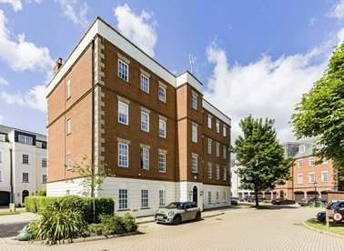 Properties to let in Queens Reach - KT8 9DE view1