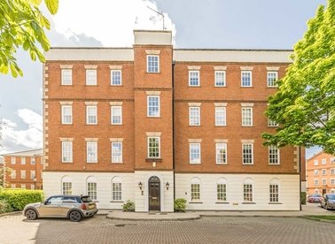 Properties to let in Queens Reach - KT8 9DE view1