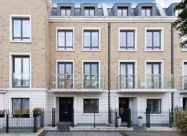 Properties to let in Rainsborough Square - SW6 1DQ view1