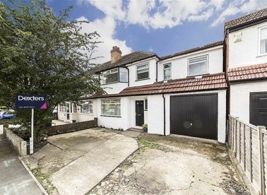 Properties to let in Ravenswood Avenue - KT6 7NP view1