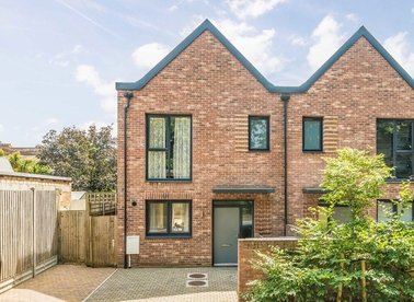 Properties to let in Reynard Way - TW8 9GF view1