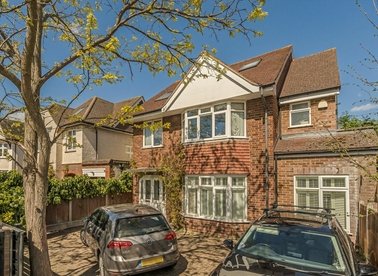Properties to let in Riverside Close - KT1 2JG view1