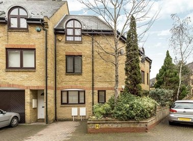 Properties to let in Roding Mews - E1W 2JN view1
