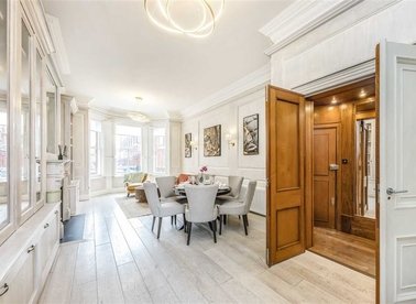 Properties to let in Rosary Gardens - SW7 4NN view1