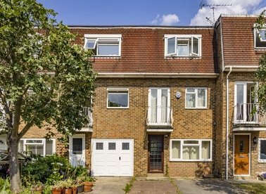 Properties to let in Rowan Close - W5 4YL view1
