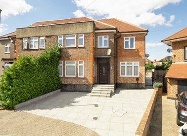 Properties to let in Saddlescombe Way - N12 7LS view1