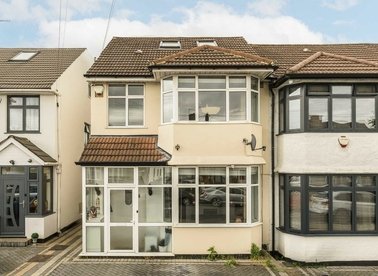 Properties to let in Sandhurst Road - NW9 9LN view1