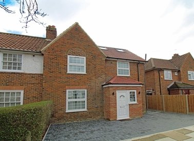 Properties to let in Saxon Drive - W3 0NU view1