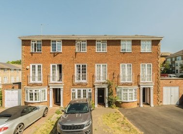 Properties to let in Selsdon Close - KT6 4TF view1
