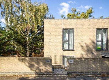 Properties to let in South Bank - KT6 6DE view1