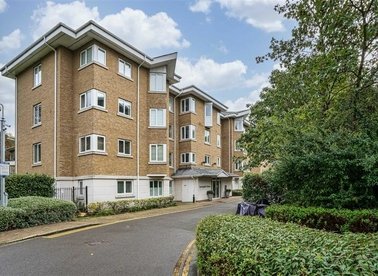 Properties to let in Strand Drive - TW9 4EU view1