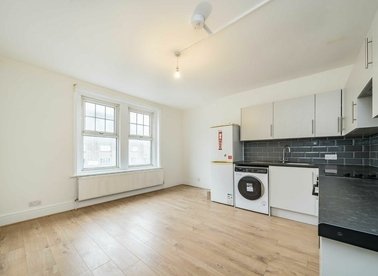 Properties to let in Streatham High Road - SW16 1BS view1