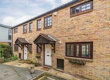 Properties let in The Farthings - KT2 7PT view1