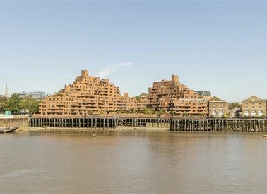 Properties let in The Highway - E1W 3EU view1