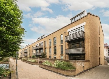 Properties to let in Town Meadow - TW8 0BY view1