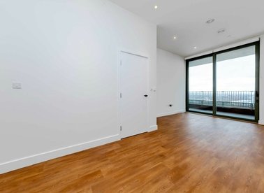 Properties to let in Union Way - NW10 6FW view1