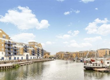 Properties let in Victory Place - E14 8BG view1