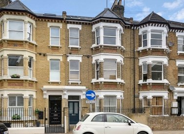 Properties to let in Warriner Gardens - SW11 4DU view1