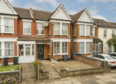 Properties to let in Warwick Road - N11 2SP view1