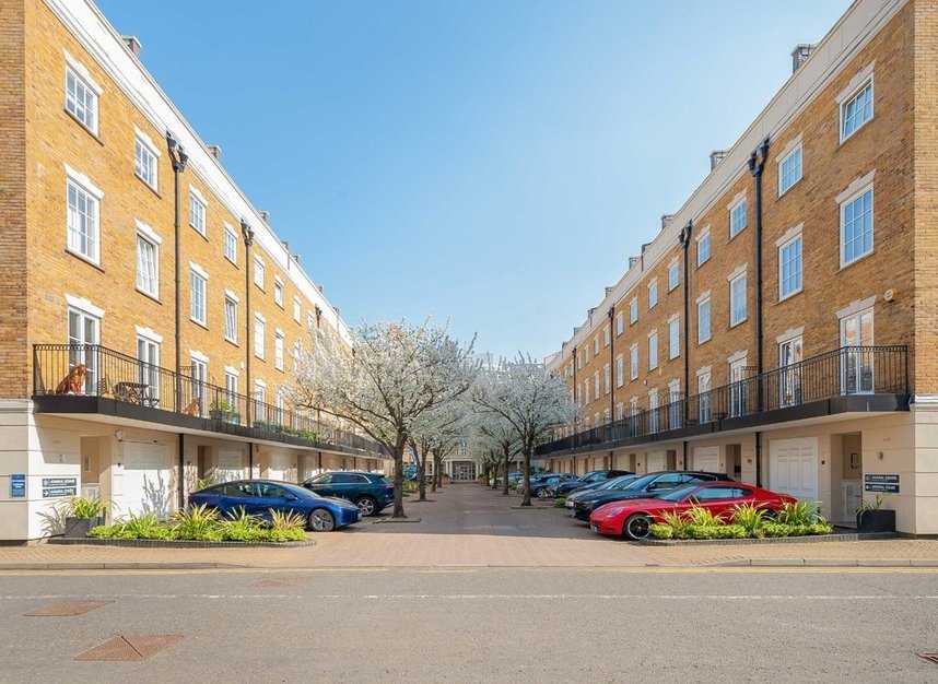 Properties for sale in Admiral Square - SW10 0UU view1