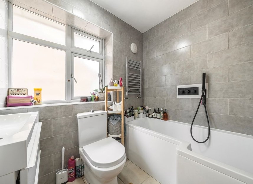 Properties for sale in Alma Road - N10 2NG view4