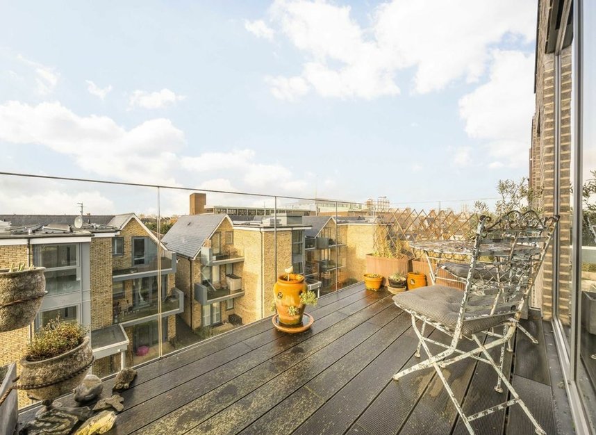 Properties for sale in Antoinette Close - KT1 2FJ view7