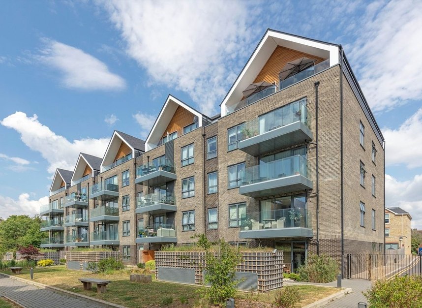 Properties for sale in Antoinette Close - KT1 2FJ view2