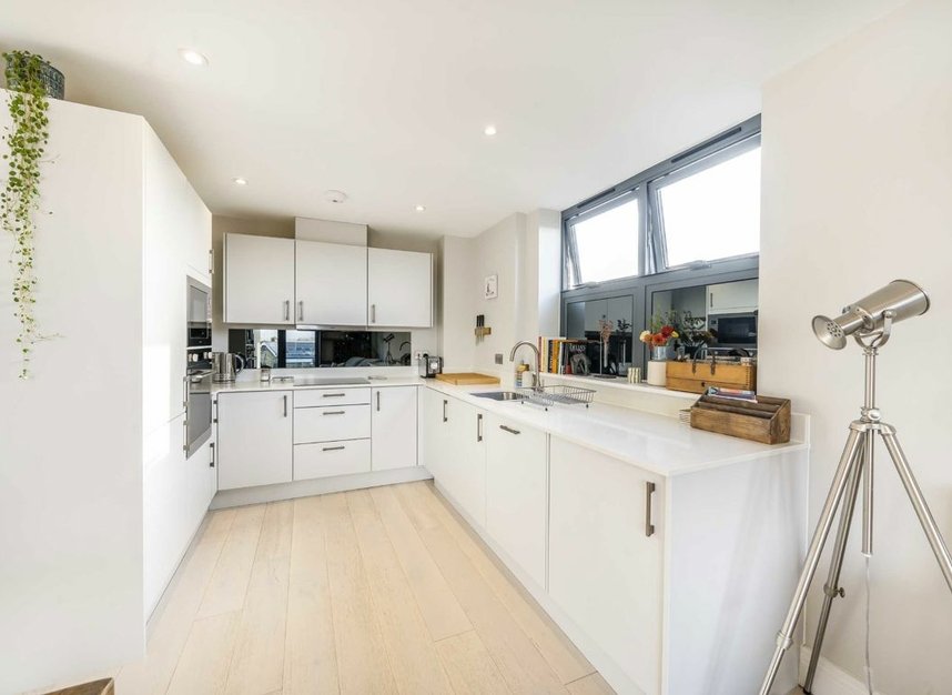 Properties for sale in Antoinette Close - KT1 2FJ view3