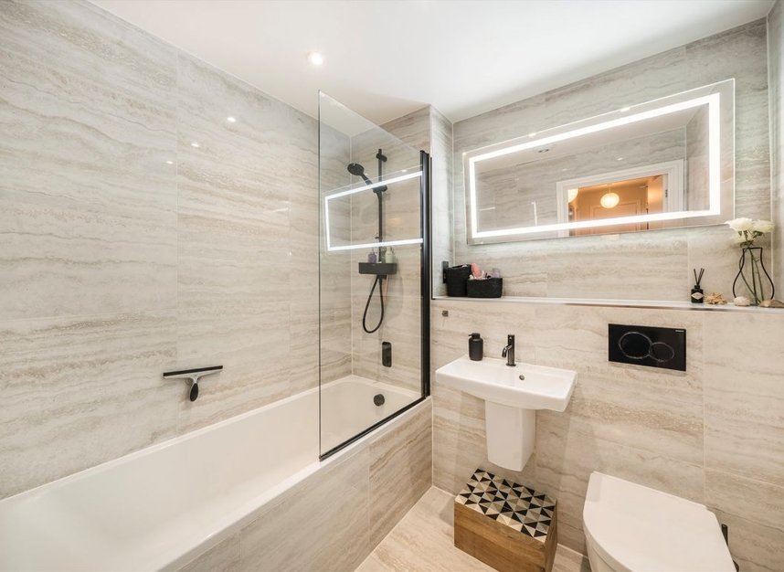 Properties for sale in Antoinette Close - KT1 2FJ view9