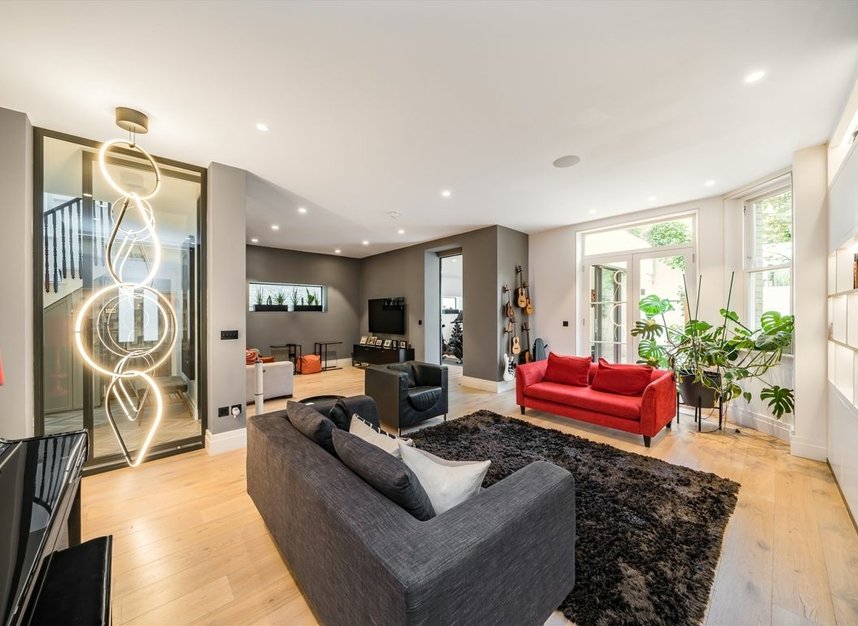 Properties for sale in Arkwright Road - NW3 6BH view9