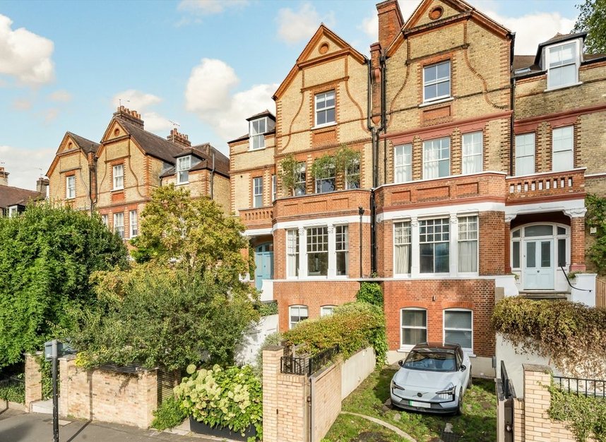 Properties for sale in Arkwright Road - NW3 6BH view1