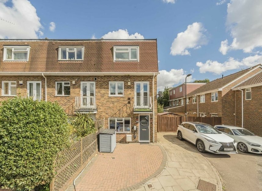 Properties for sale in Aspen Close - W5 4YG view1