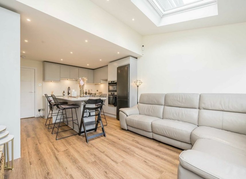 Properties for sale in Aspen Close - W5 4YG view3