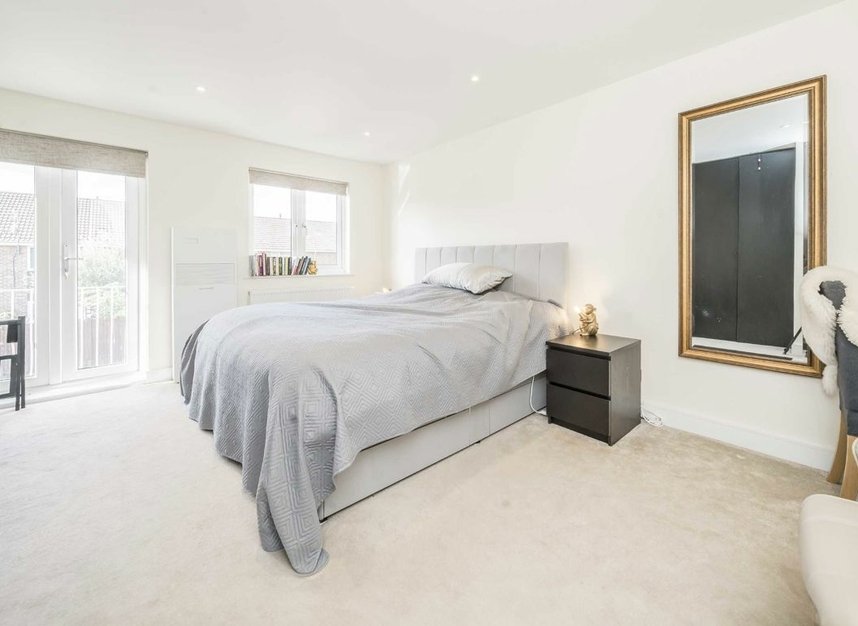 Properties for sale in Aspen Close - W5 4YG view5