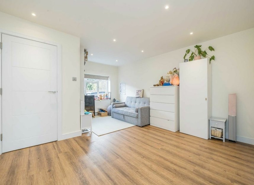 Properties for sale in Aspen Close - W5 4YG view4