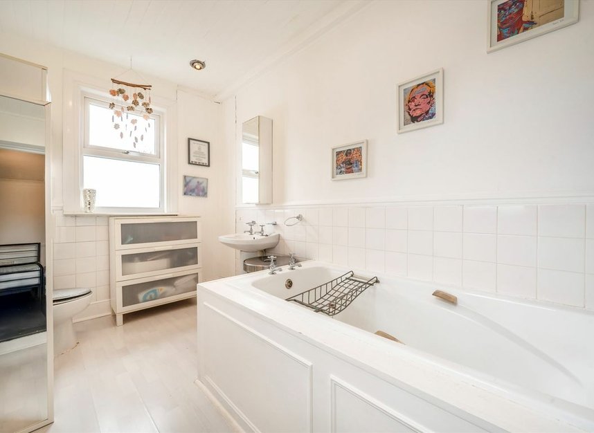 Properties for sale in Avenue Road - TW8 9NS view9