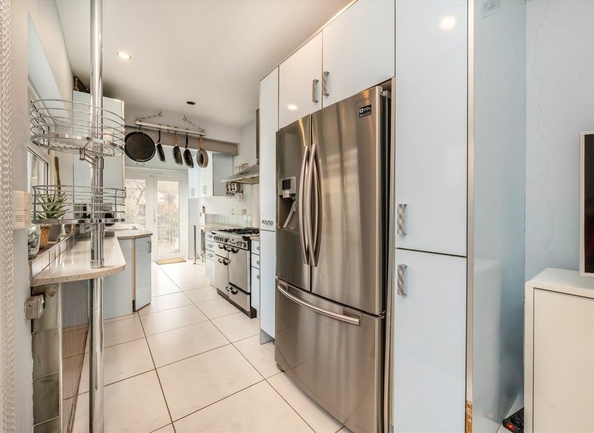 Properties for sale in Avenue Road - TW8 9NS view3