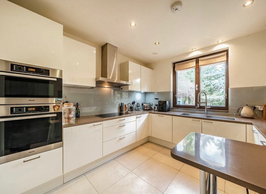 Properties for sale in Aylmer Road - N2 0BX view3