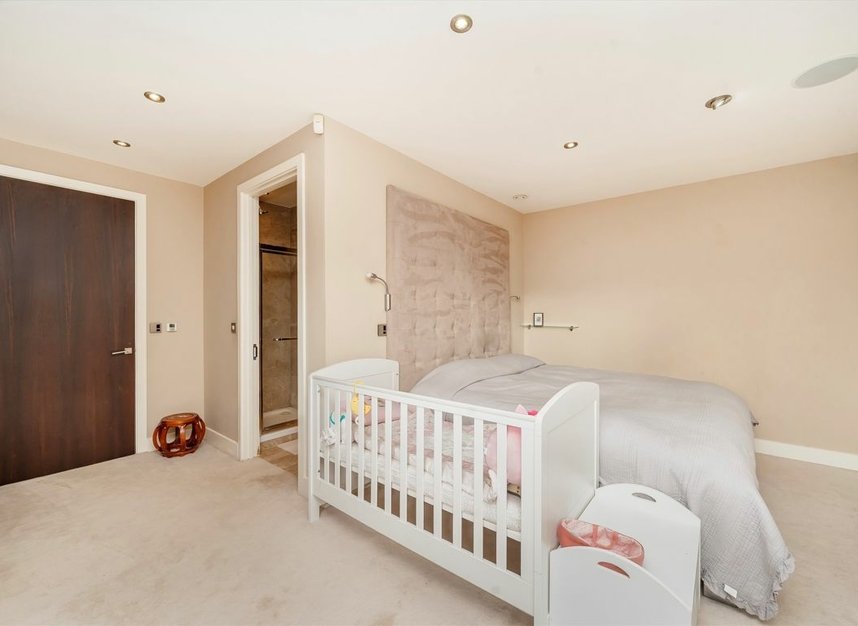 Properties for sale in Aylmer Road - N2 0BX view5