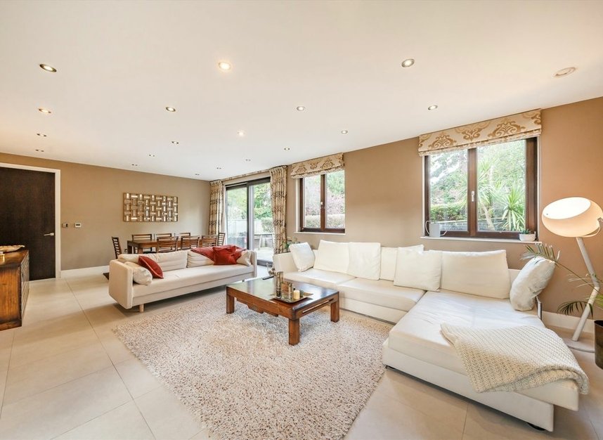 Properties for sale in Aylmer Road - N2 0BX view2