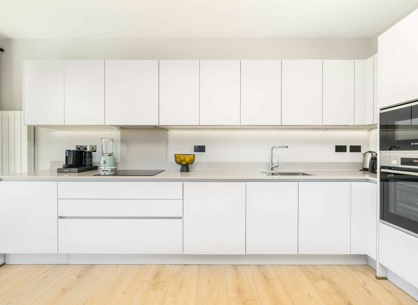 Properties for sale in Ballards Lane - N3 1LP view2