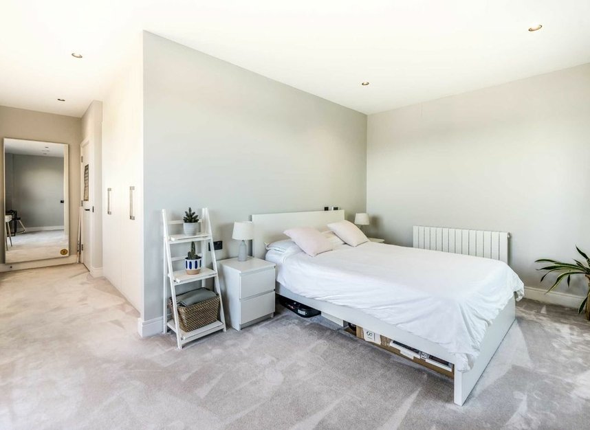 Properties for sale in Ballards Lane - N3 1LP view6