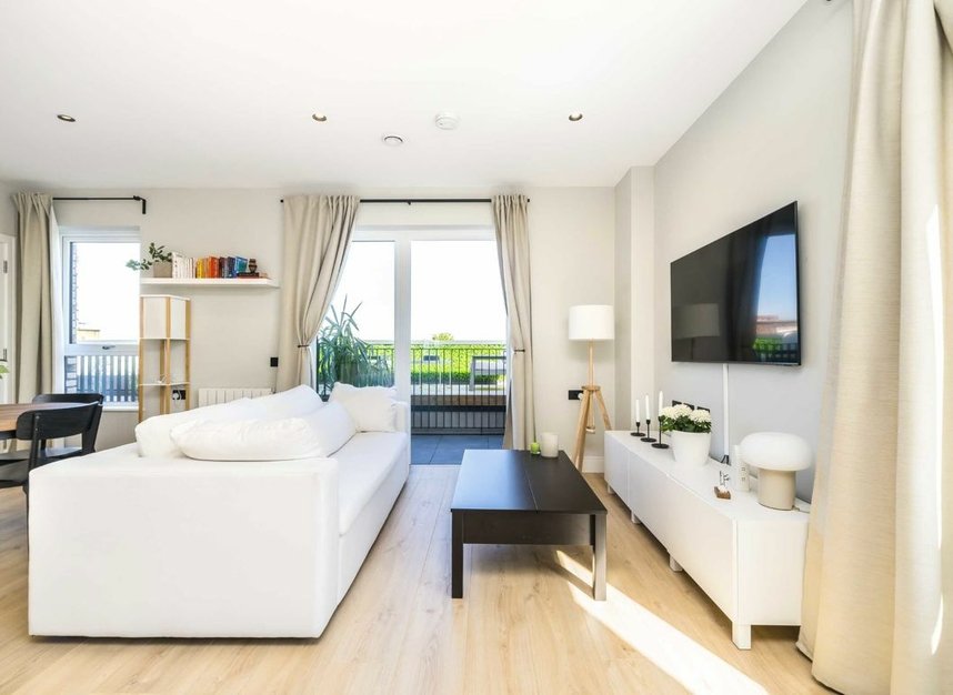 Properties for sale in Ballards Lane - N3 1LP view1