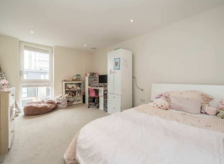 Properties for sale in Baltic Avenue - TW8 0FU view5